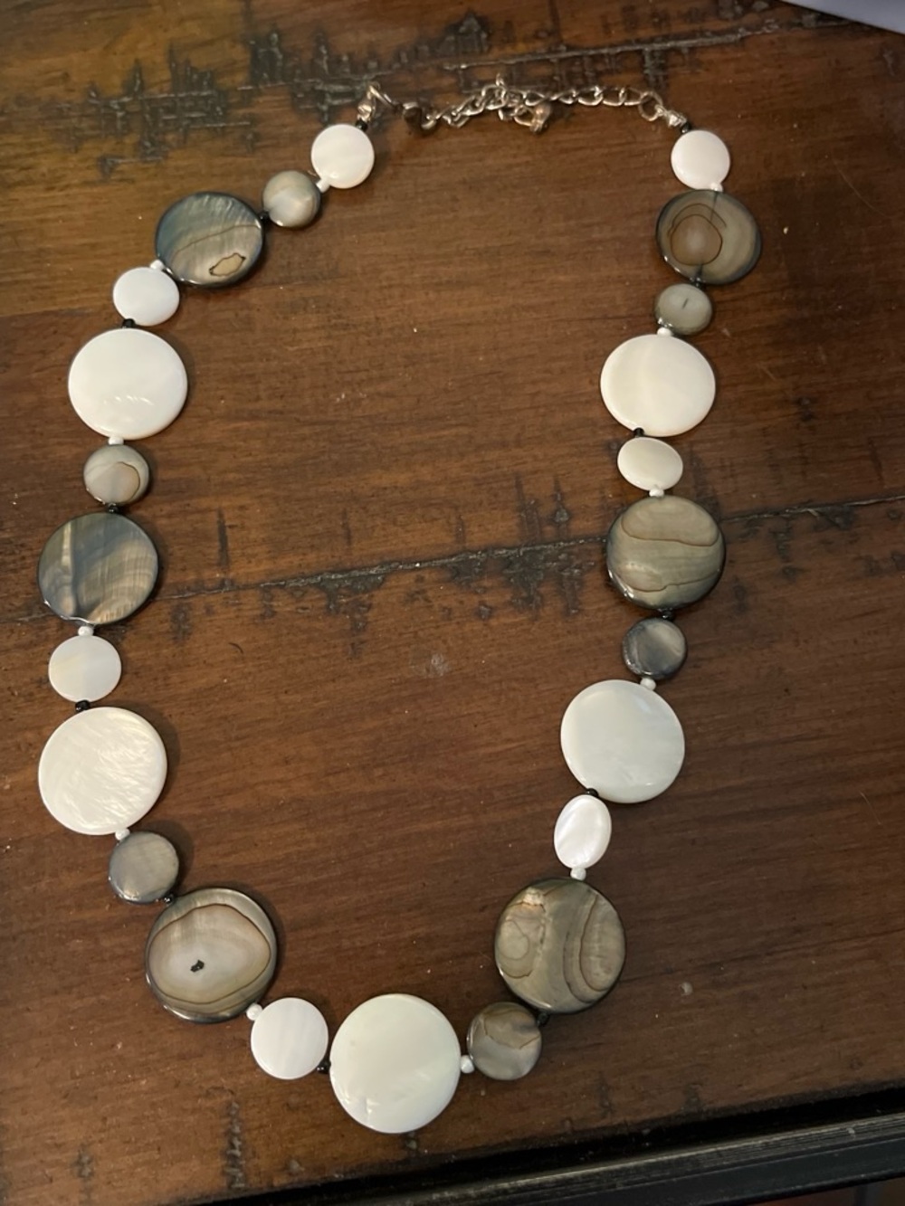 Women’s White and Gray Round Shell Pendant Necklace 1746 clasp tarnished